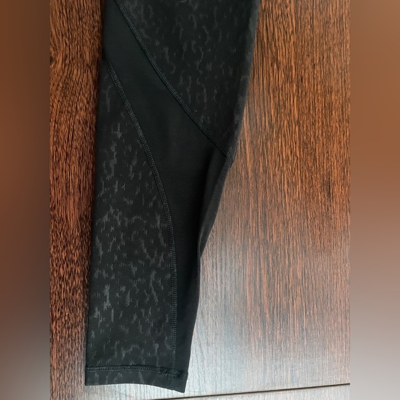 EUC Old Navy leopard print Elevate 7/8 Leggings - Picture 3 of 4